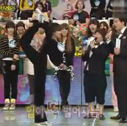 这些女星的身体怎么这么柔软？唐嫣竟然把脑袋、身子、双腿折出一个方形！