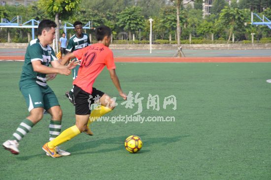 八中各所学校进行足球比赛,和县二中足球比赛