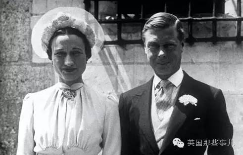 朋友的一句玩笑，这个法国哥们开始觉得自己本该当上英国国王..