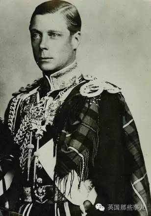 朋友的一句玩笑，这个法国哥们开始觉得自己本该当上英国国王..