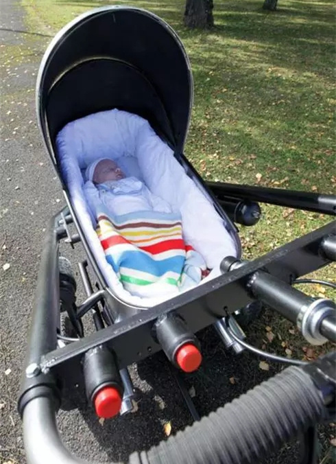 极客爸爸给婴儿车装上了125CC的摩托车发动机边参赛奥运边“遛”小孩？｜905出行设计师