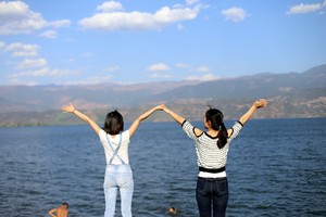 初冬的泸沽湖视频,初冬泸沽湖的水