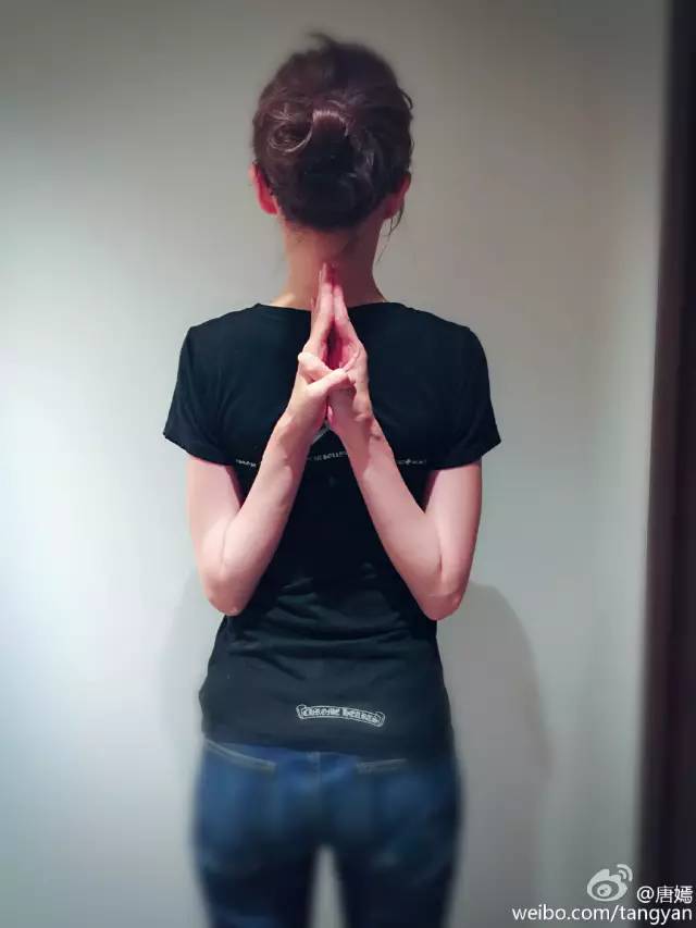 这些女星的身体怎么这么柔软？唐嫣竟然把脑袋、身子、双腿折出一个方形！