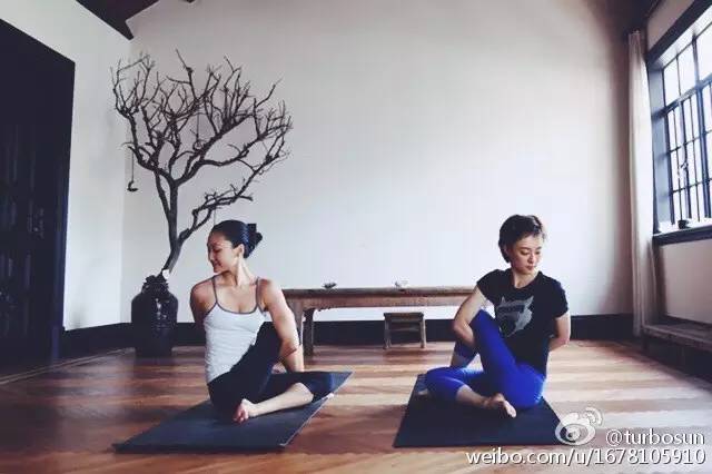 这些女星的身体怎么这么柔软？唐嫣竟然把脑袋、身子、双腿折出一个方形！