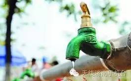 女子饭店吃饭摔倒朋友去扶也摔倒,女子饭店吃饭摔倒