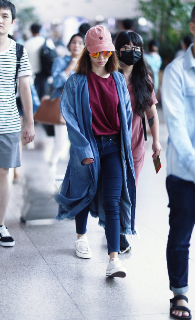 像Gigi一样时髦就穿那样一件牛仔外套（今秋最时髦的牛仔清单）