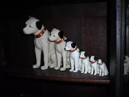 小狗尼帕Listen to His Masters Voice