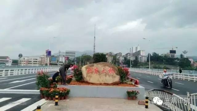 三明新闻速读:三明将乐县一女子因与古玩店店主有债务纠纷,*债讨**不成当街引燃液化气瓶相威胁
