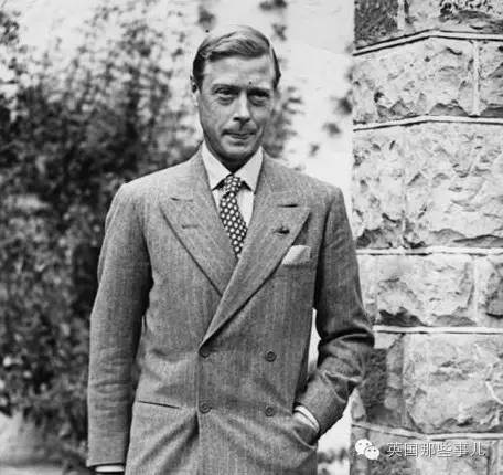 朋友的一句玩笑，这个法国哥们开始觉得自己本该当上英国国王..