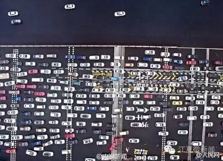 我伙呆!开着开着就饿了!两货车停高速应急车道,4人下车做饭...