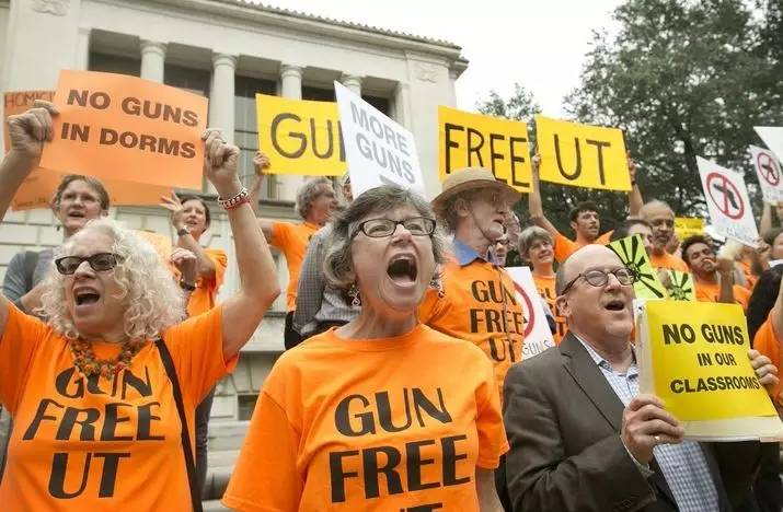 和警察“格斗”，*力暴**阴影下美国学校里的安全教育