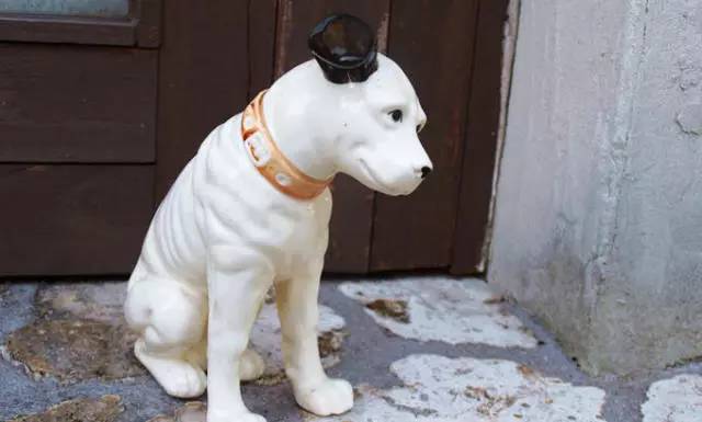 小狗尼帕Listen to His Masters Voice