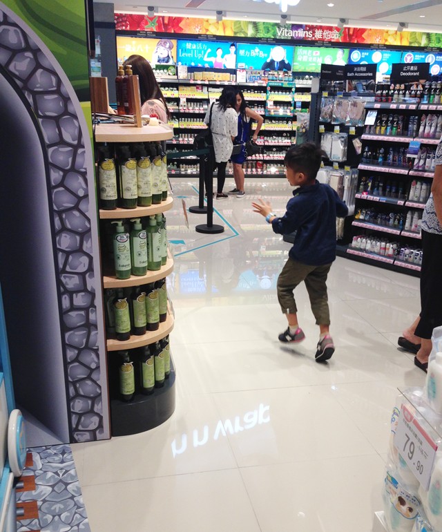 走这条最轻松的香港购物路线，大人小孩都不累！购物同时还能玩美素佳儿360度自家牧场游戏，超级棒！