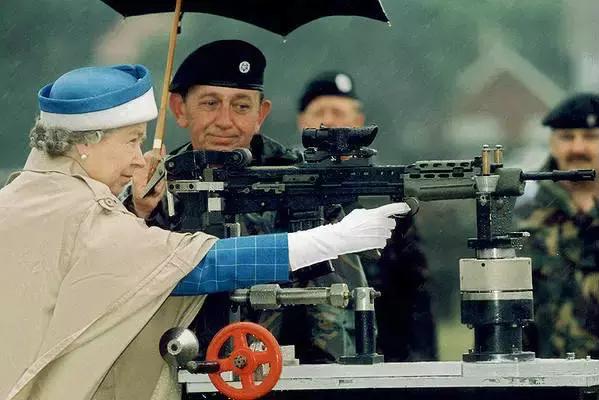 皇家旗舰，超长待机——英女王那些你不知道的事儿