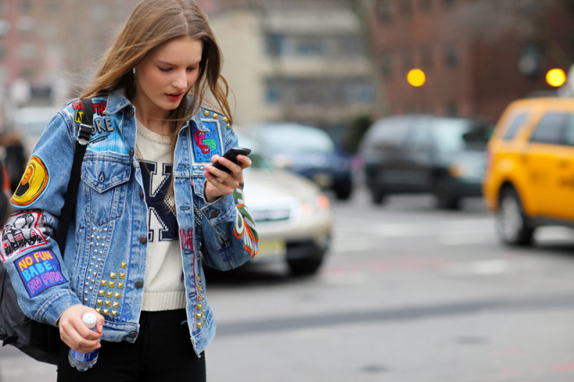 像Gigi一样时髦就穿那样一件牛仔外套（今秋最时髦的牛仔清单）