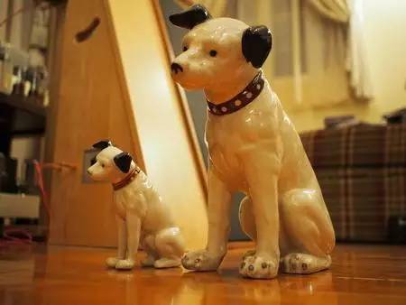 小狗尼帕Listen to His Masters Voice