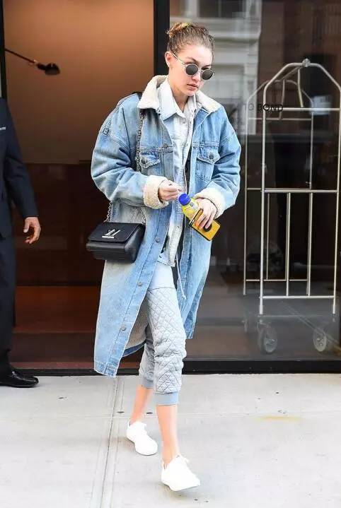 像Gigi一样时髦就穿那样一件牛仔外套（今秋最时髦的牛仔清单）