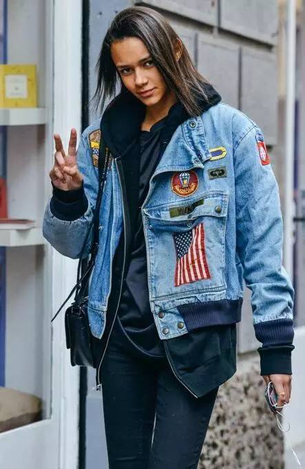 像Gigi一样时髦就穿那样一件牛仔外套（今秋最时髦的牛仔清单）