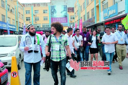 125名外商逛临沂家电厨卫城印度小伙载歌载舞