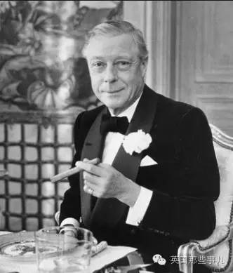 朋友的一句玩笑，这个法国哥们开始觉得自己本该当上英国国王..