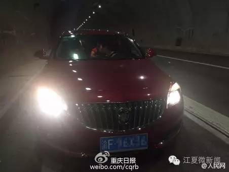 我伙呆!开着开着就饿了!两货车停高速应急车道,4人下车做饭...