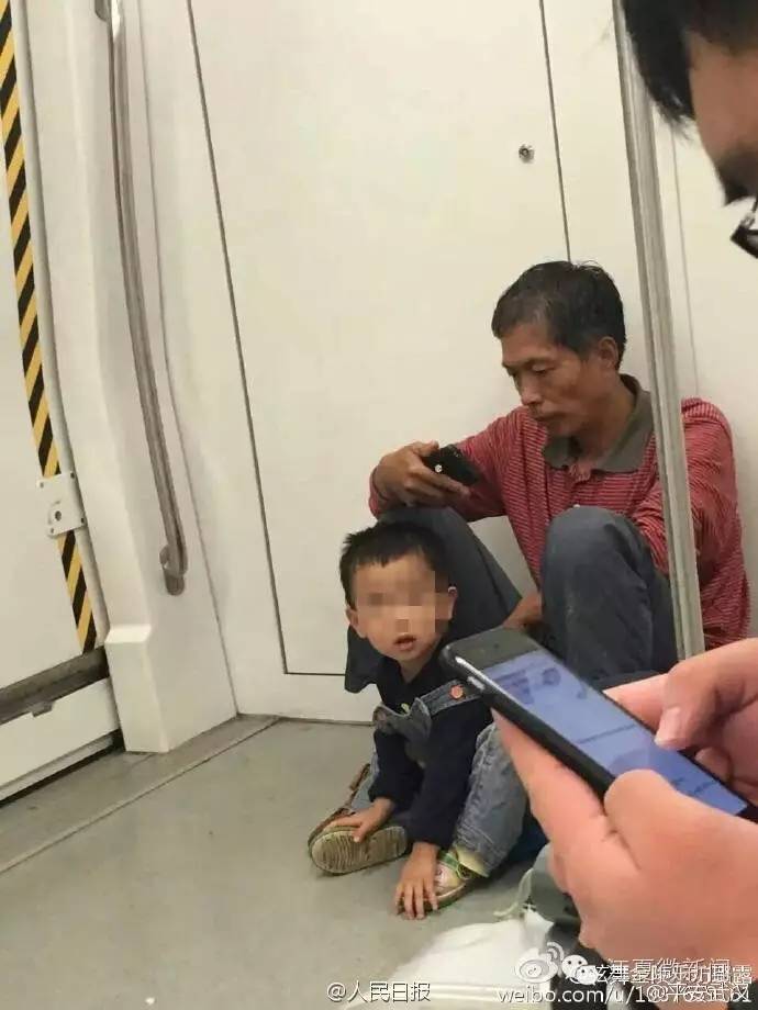 我伙呆!开着开着就饿了!两货车停高速应急车道,4人下车做饭...