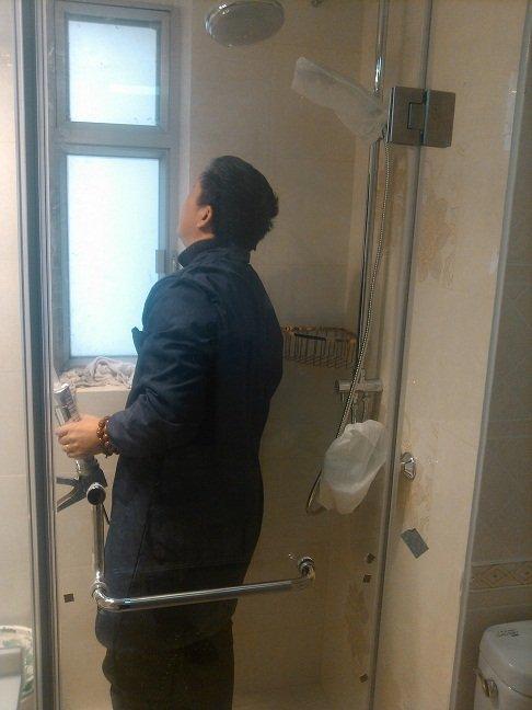 卫生间漏水应该怎么找师傅解决,卫生间老水管漏水怎么接管