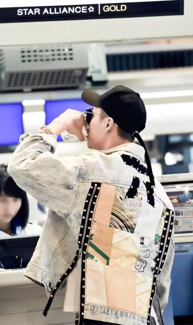 陈伟霆李易峰黑白配表演,李易峰陈伟霆出席活动西服