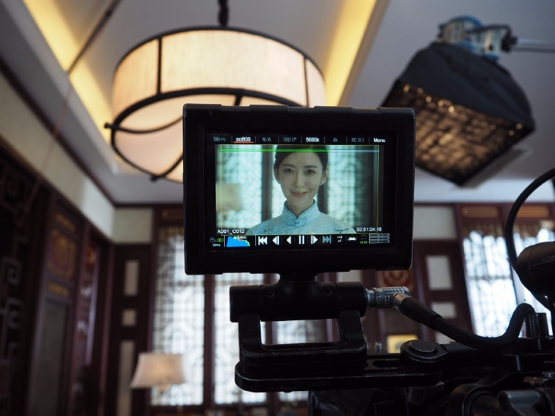 吃了一只大闸蟹的美女被新浪等各大媒体封为“螃蟹女神”