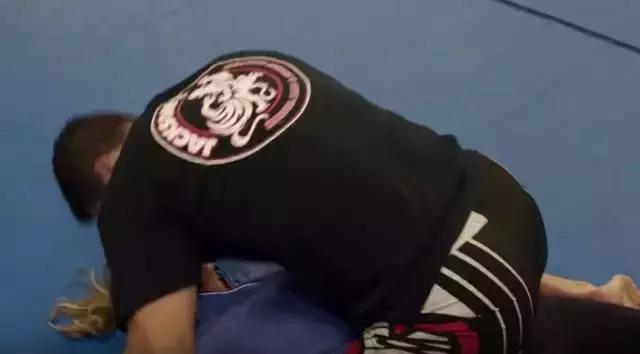 超模gigi防身,超模Gigi因携带大麻被抓