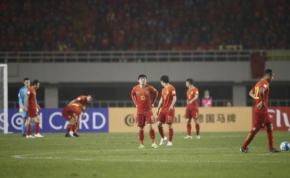 不胜反输成国庆第一堵!国足门将送礼叙利亚门将如演员卧草都太坑