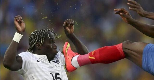 国足那么臭，还不如看看这些球场上的活宝呢！（爆笑）