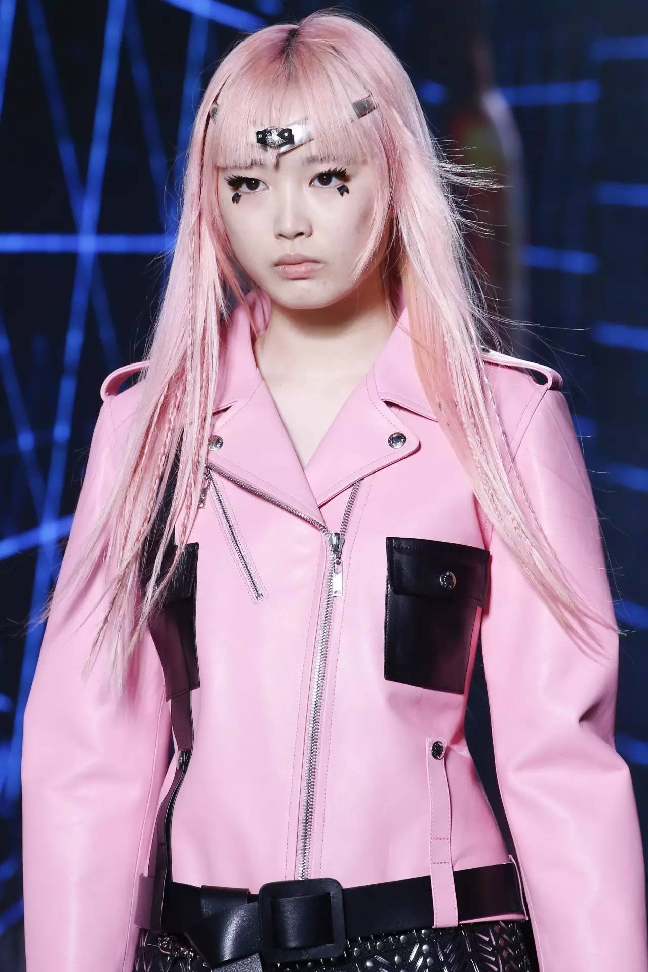 奢侈品“装嫩”变潮牌，难道是在讨好我们这些年轻人？