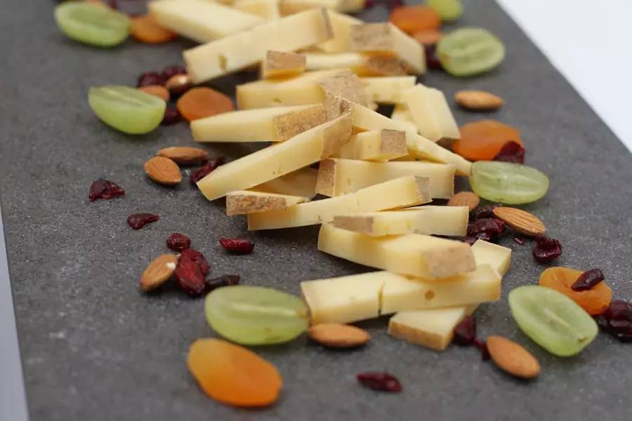 葡萄酒喝后牙齿变黑是不是正品,喝葡萄酒口腔变色