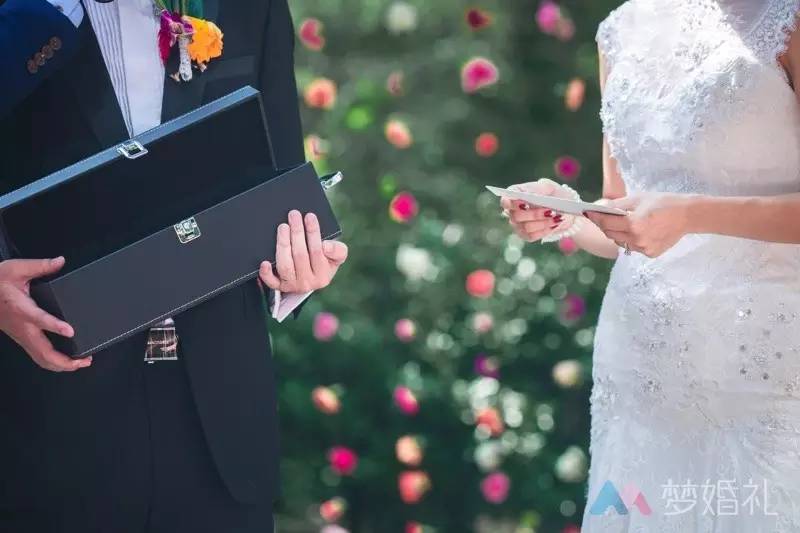 这场还原“暮光之城”的波西米亚婚礼，一只心机柯基成功抢镜