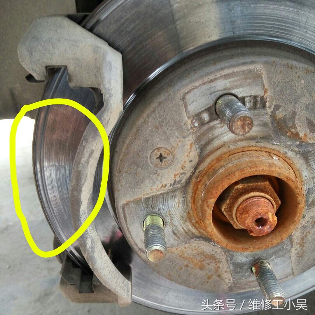 别克老凯越更换刹车片,怪不得车主说前轮刹车没有后轮的灵敏!