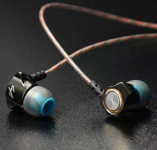 戴上耳机聆听感受音乐的旋律,戴上耳机聆听美妙的音乐