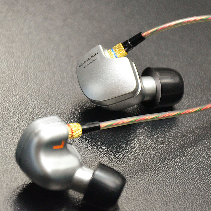 戴上耳机聆听感受音乐的旋律,戴上耳机聆听美妙的音乐