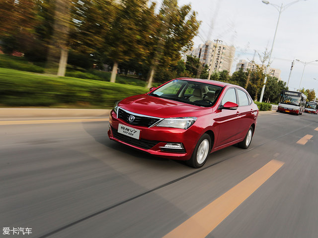 悦翔v71.0t和1.6l对比,悦翔v715款1.6l自动乐享怎么样