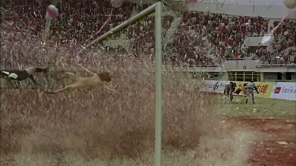 少林足球吴孟达说周星驰没有球鞋,周星驰和吴孟达功夫足球片段