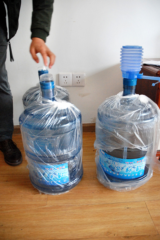 桶装水喝进去一股怪味找哪个部门,桶装水有异味投诉赔偿