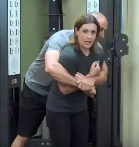 超模gigi防身,超模Gigi因携带大麻被抓