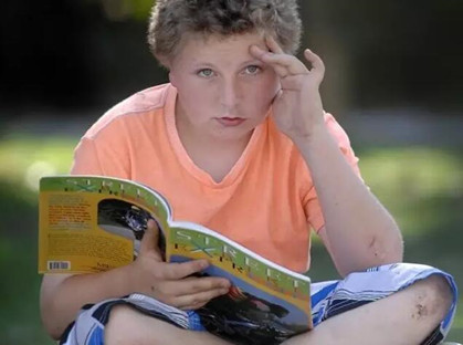 澳一老爸硬要政府赔偿100万，只因孩子不会写字