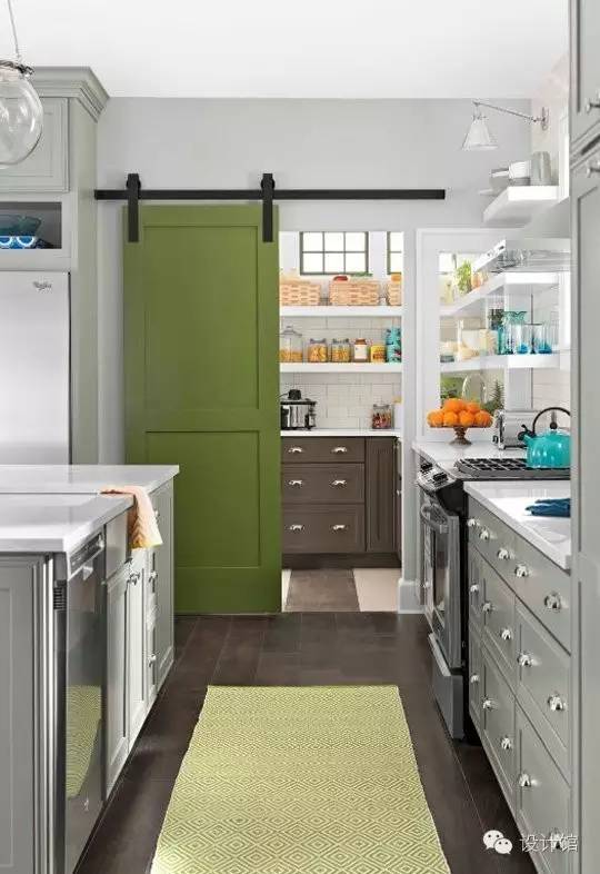 推拉门里面卡东西推不动了,厨房推拉门吊轨推不动怎么修