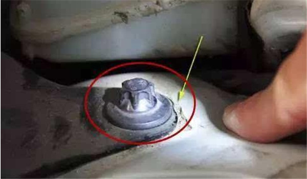 老板22万买辆二手奔驰，没开几天异响不断，师傅检查后冒出冷汗