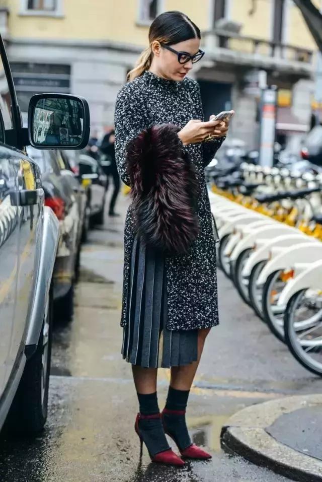 秋天如何优雅地露袜子 (秋天如何优雅的露袜子)