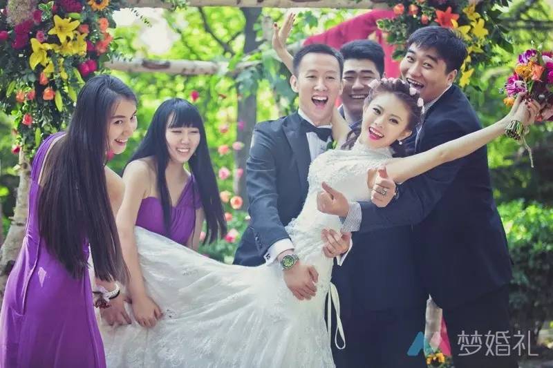 这场还原“暮光之城”的波西米亚婚礼，一只心机柯基成功抢镜