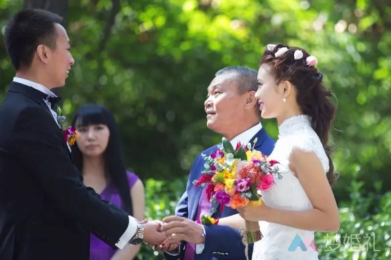 这场还原“暮光之城”的波西米亚婚礼，一只心机柯基成功抢镜