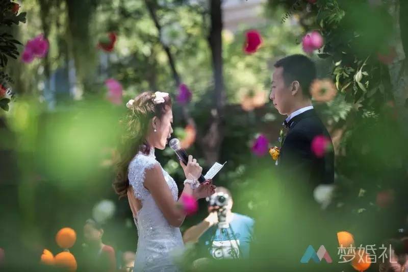 这场还原“暮光之城”的波西米亚婚礼，一只心机柯基成功抢镜