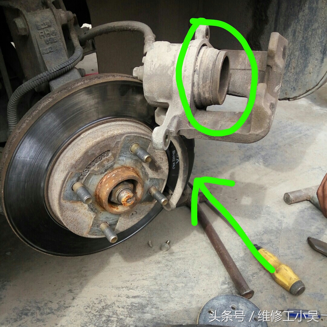 别克老凯越更换刹车片,怪不得车主说前轮刹车没有后轮的灵敏!